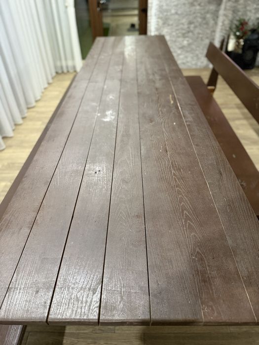 Продавам масивна дървена маса с две скамейки