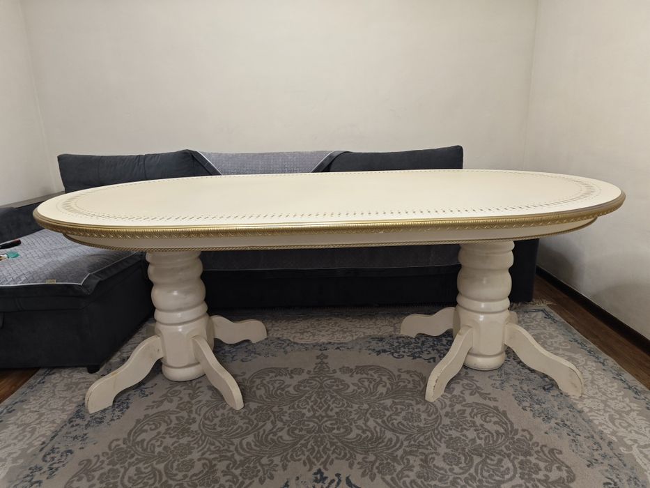 Продам стол обеденный.