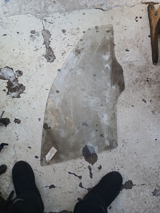 Стекло двери Мазда Кседокс 6