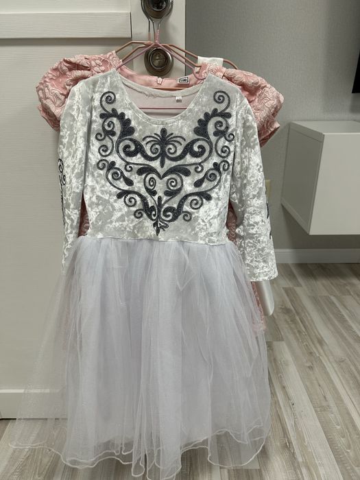 Продам недорого детские куртки, платья