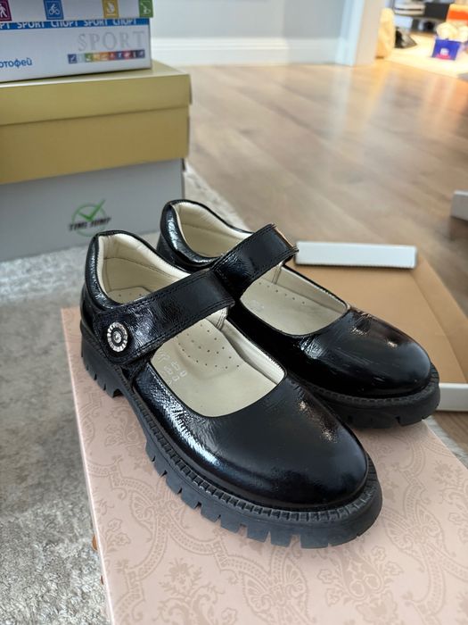 Продам туфли на девочку 31 размер