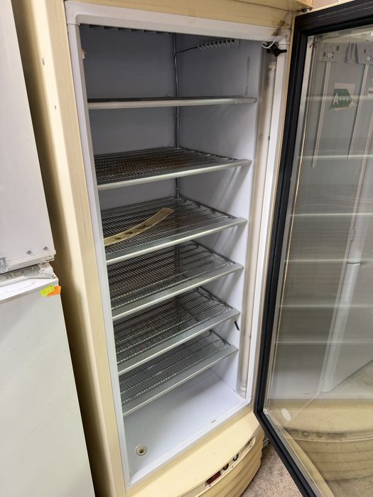 Вертикален фризер 300литря ВхДхШ 199/65/65