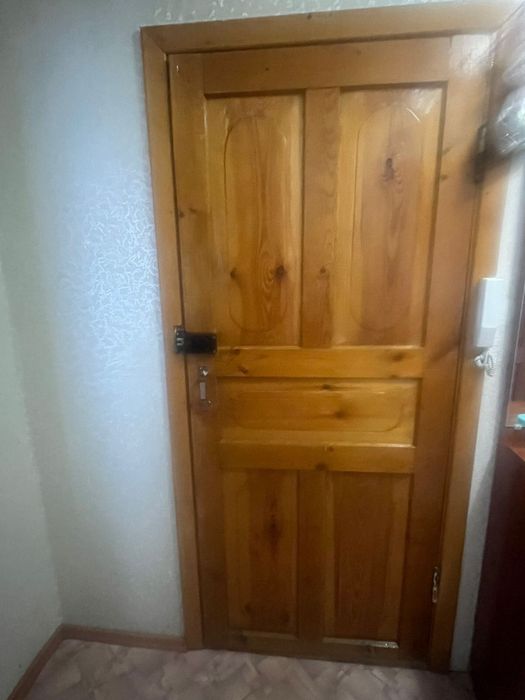 Продам дверь из дерева