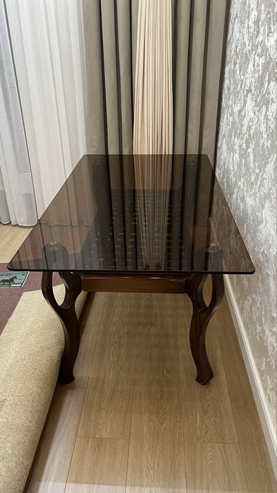 Срочно продам стол из колённого стекла