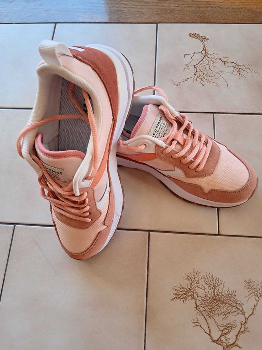 Adidasi Levi's marimea 39