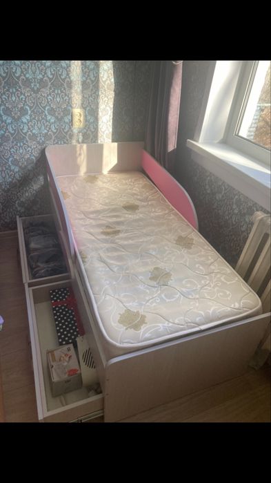 Продам кровать для девочки с матрасом