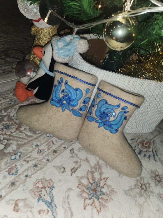 Зимние тёплые валенки ручной работы.