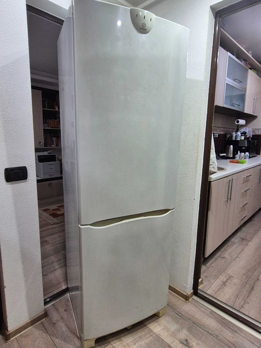 Frigider : Vând frigider Indesit în stare bună de funcționare.