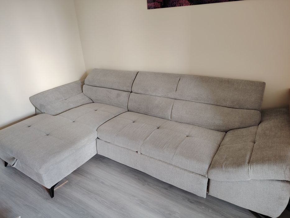 Colțar extensibil pe dreapta,4 locuri, cu spațiu generos de depozitare. Dimensiuni:  297*171*92