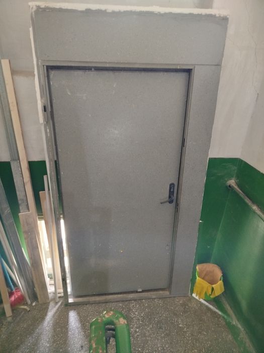 Продается металлическая дверь