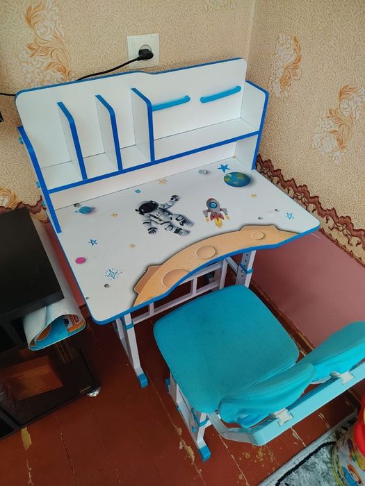 Продаётся Детская парта для дома.