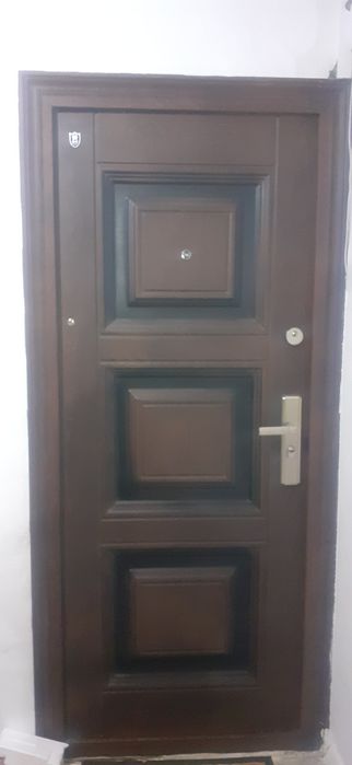 Ușa exterior în stare foarte bună