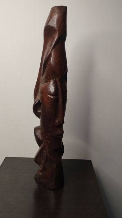 Много красива и различна, дървена статуетка с две лица.