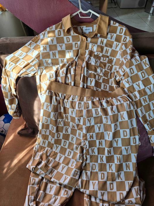 Нова пижамата от две части на DKNY