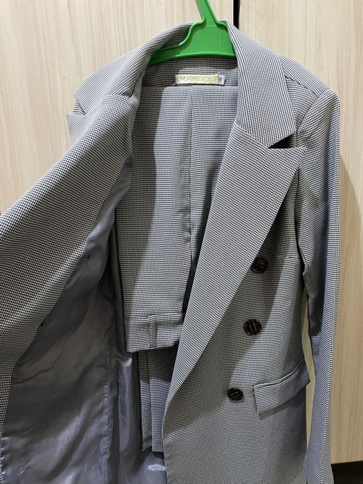 Продам стильный костюм