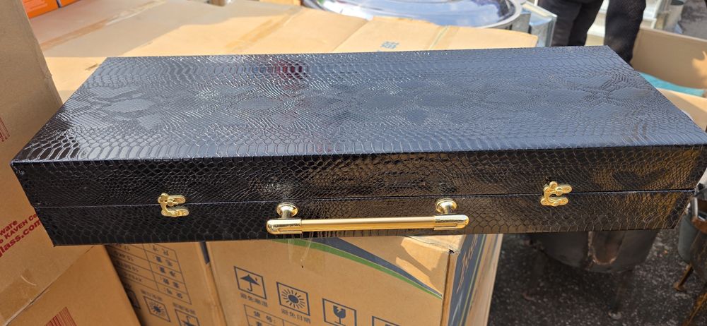 Sih pichoq chopqidan iborat tõplam sotuvda.