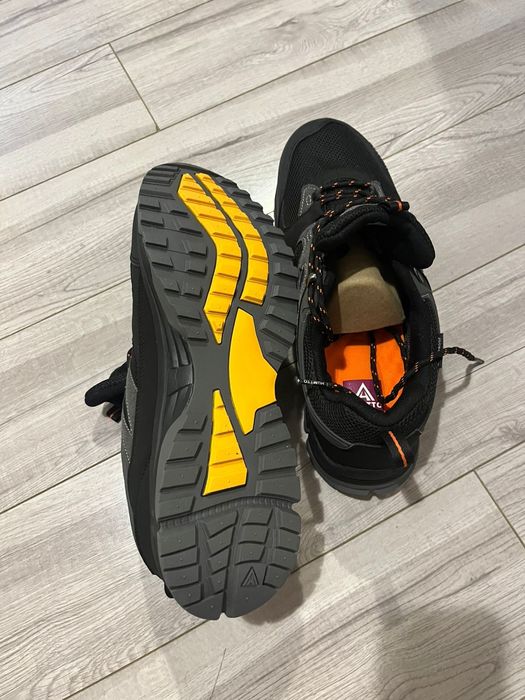 Треккинговые кроссовки