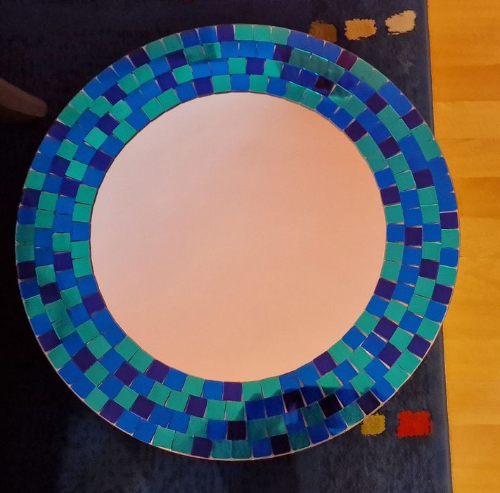 Oglinda din cristal , diametru 50 cm.