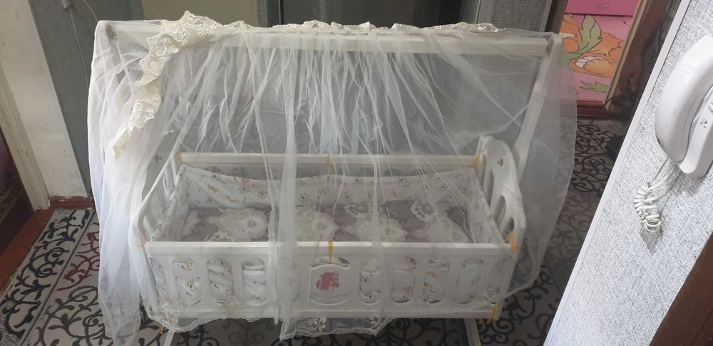 U silikon tamponlar bilan qizning anusini yalaydi, ular orasida jinsiy olatni yoqimli his qiladi.