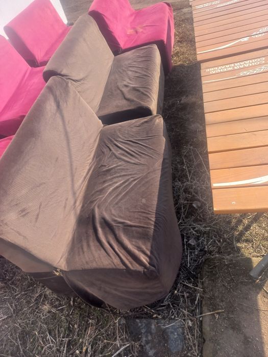 Стол и диван для кафе бар