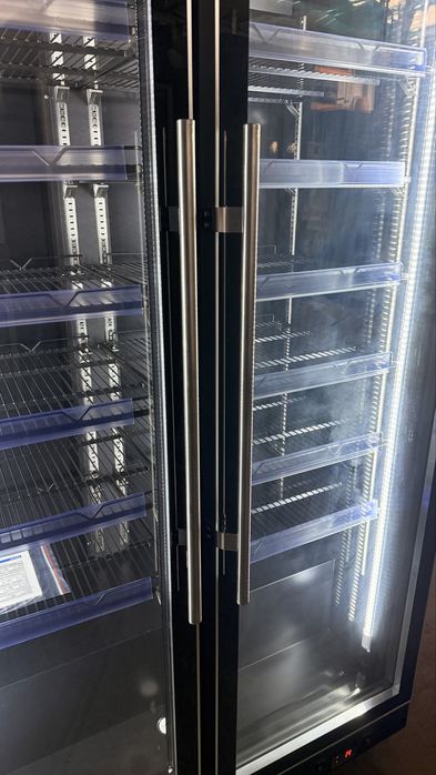 Двойна Хладилна витрина  KUHLSTEIN 801 B | 800 Л | 2 СТЪКЛЕНИ ВРАТИ | NO FROST | R290,Колелца ,Самозатваряне ,LED ,Закалени стъкла , 12 рафта