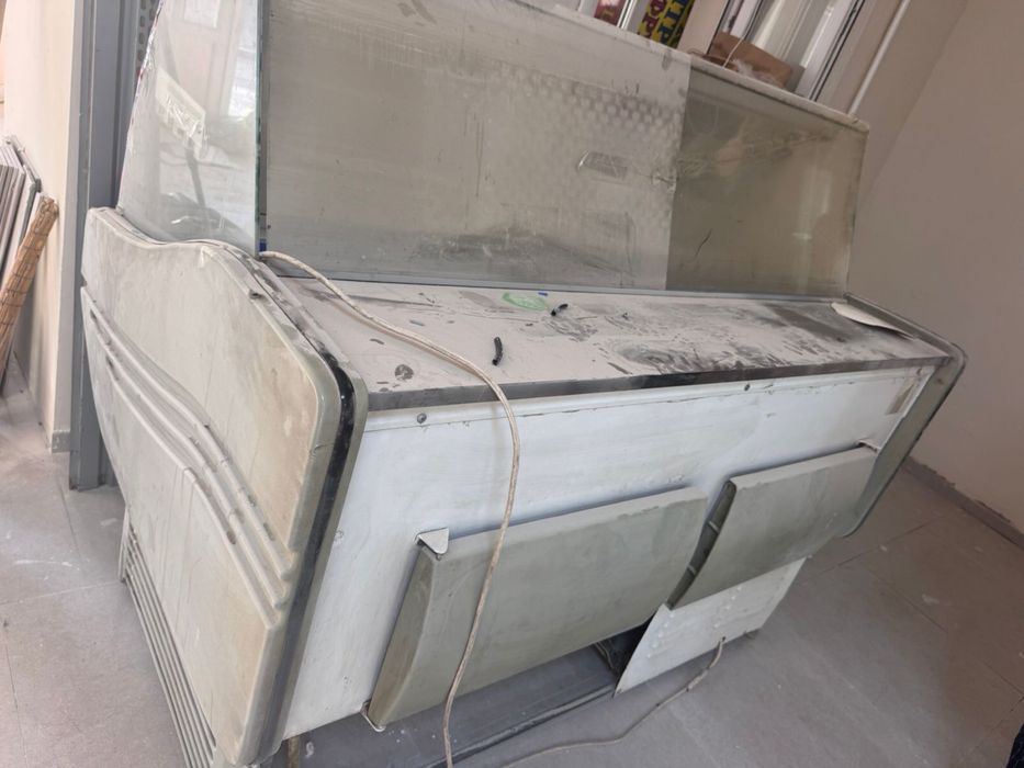 Продам магазинный холодильник