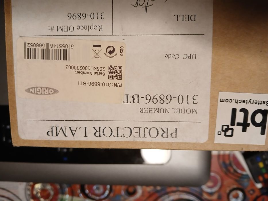 Vand doua proiectoare, cu doua lămpi de rezerva