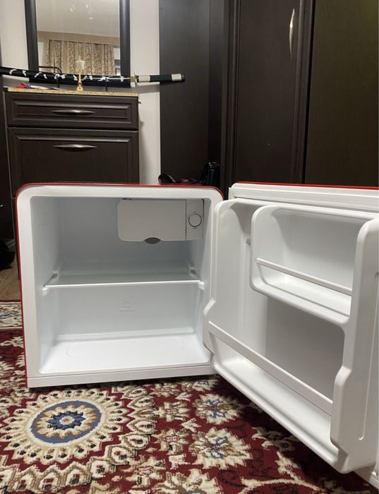 Маленький холодильник в таразе