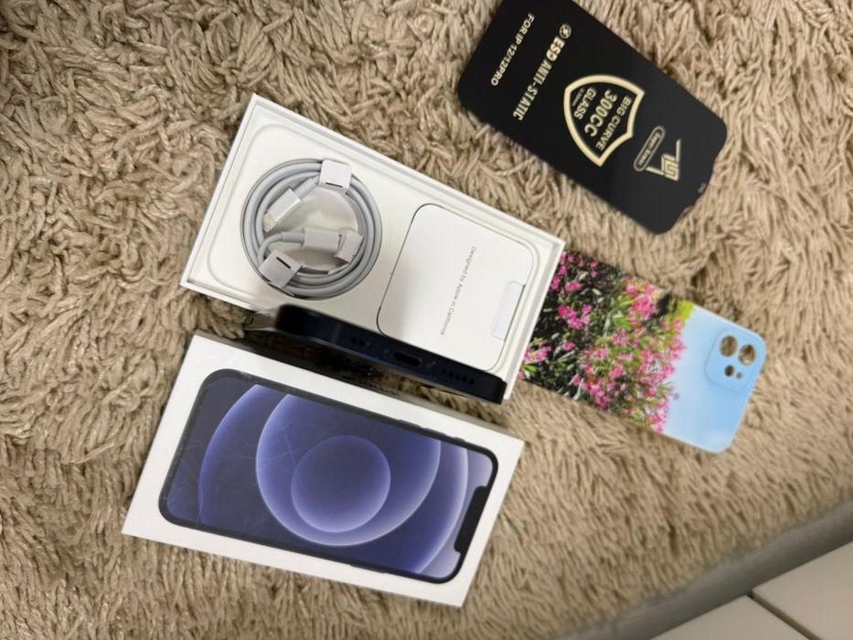 Vând iPhone 12 negru 64 g