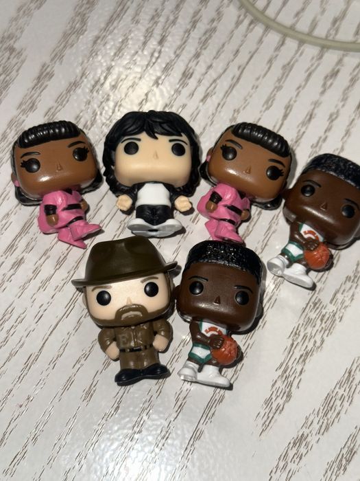 Обмен фигурок очень странные дела kinder joy