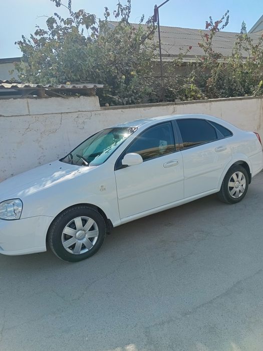 Машина, лассети 2010 сотилади, пробеги 220000 холати яхши