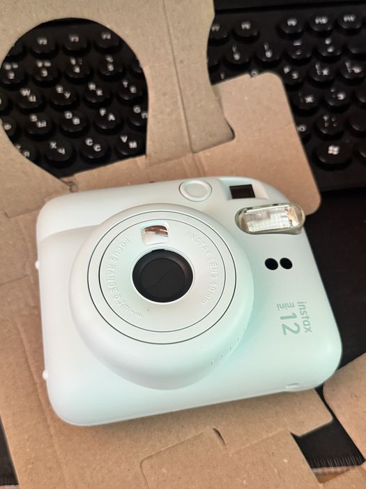 Продаю instax mini 12