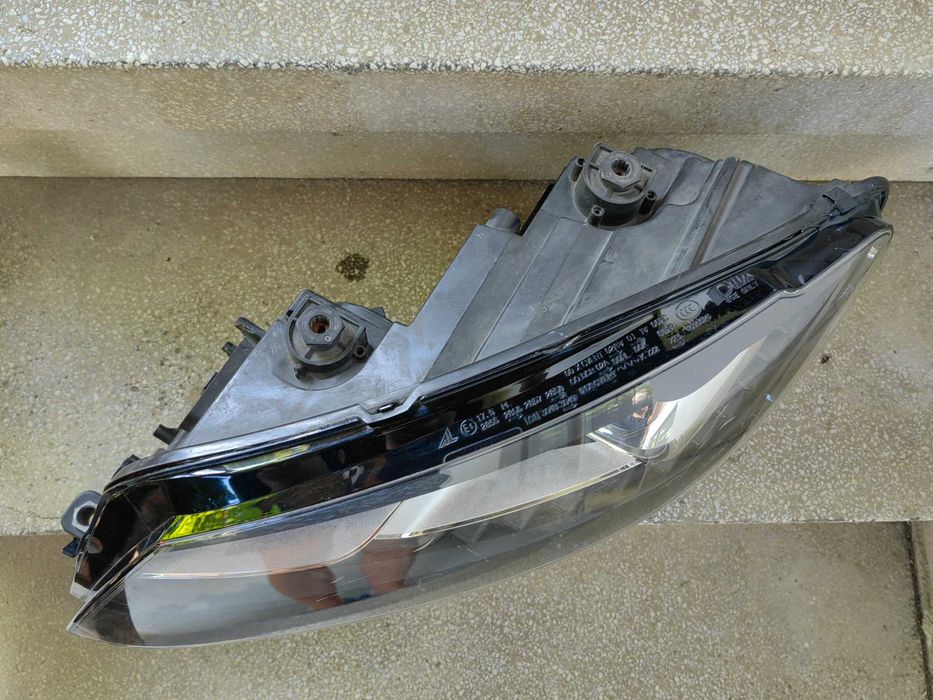 Фар VW Touran Bi-Xenon LED ляв / Фар VW Caddy / Фар Туаран Кади Оригинален