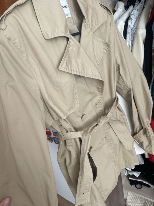 Дамски тренчкот бежов и зелен Bershka