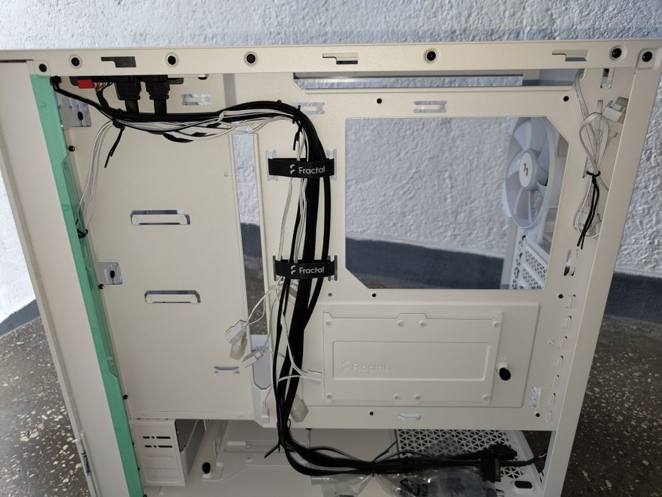 Carcasa Fractal  Sticla (Alb)
Plata cu cardul în ra