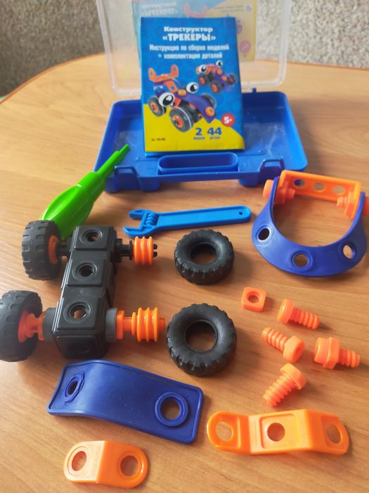 Игрушки Конструктор "Трекеры"