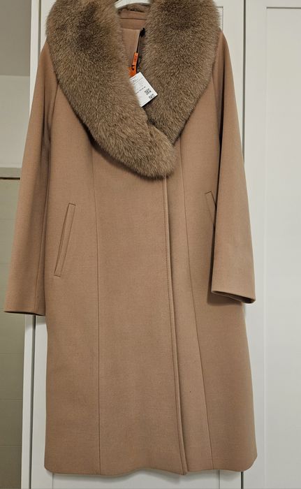 Чисто ново палто от кашмир с вълна и естествена кожена яка