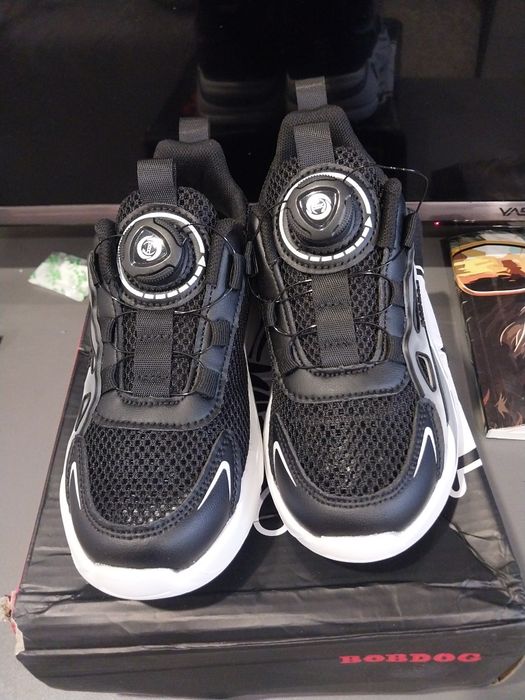 Продам детские кроссовки