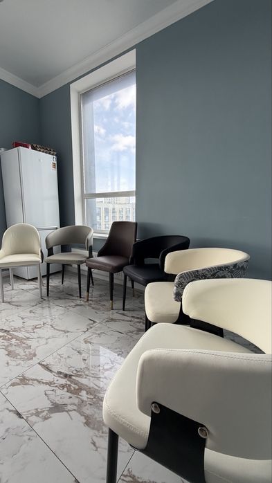 Современный стул с подлокотниками в сканди стиле