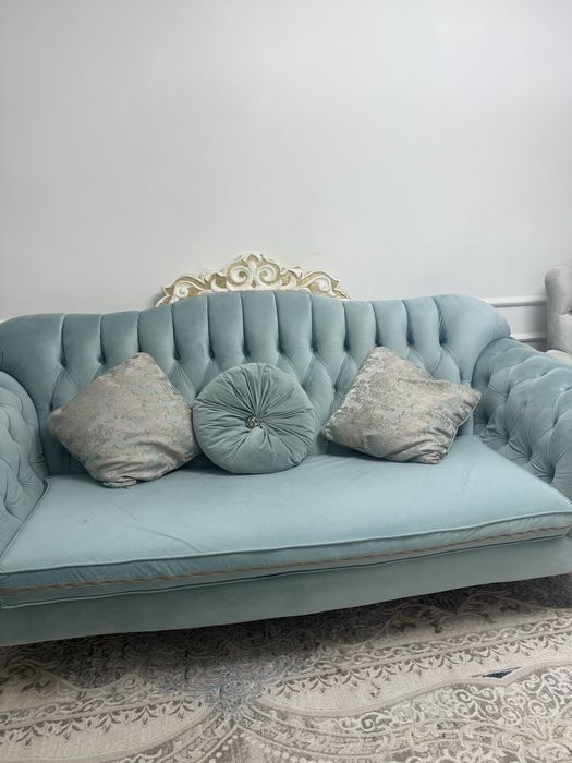 Диван екі креслосымен