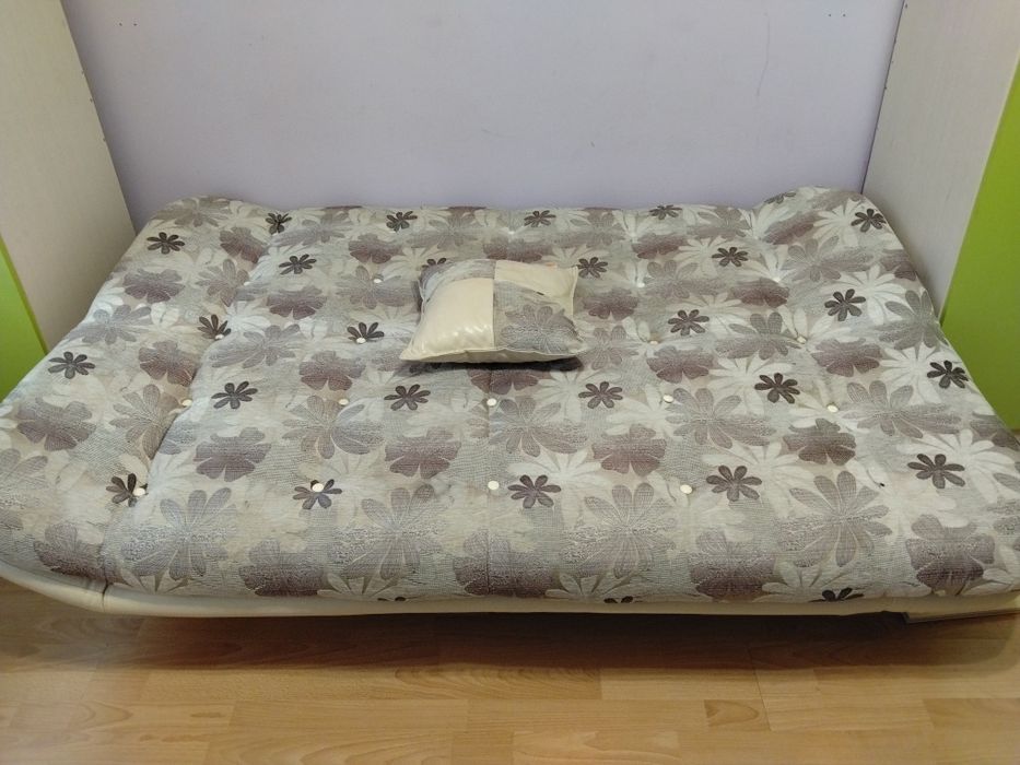 Диванче доста запазено