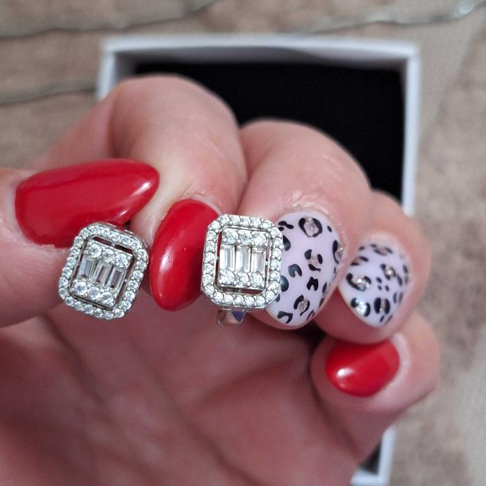 Елегантни сребърни обеци с циркони