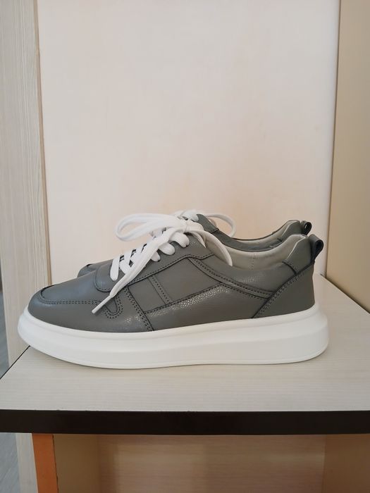 Кроссовки серые кожаные