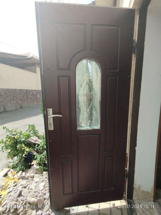 Пролается металлическая дверь