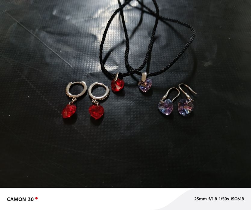 Подвеска, и серьги.