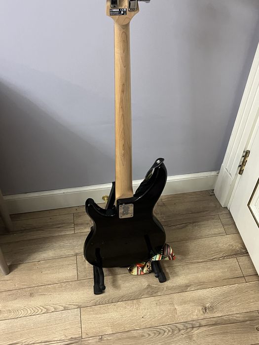 продам бас гитару YMAHA