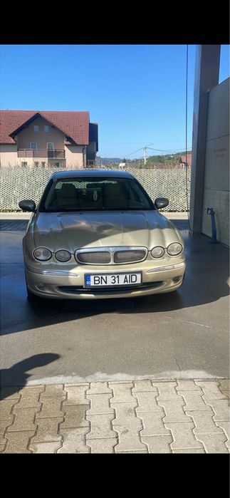 Jaguar X-Type.