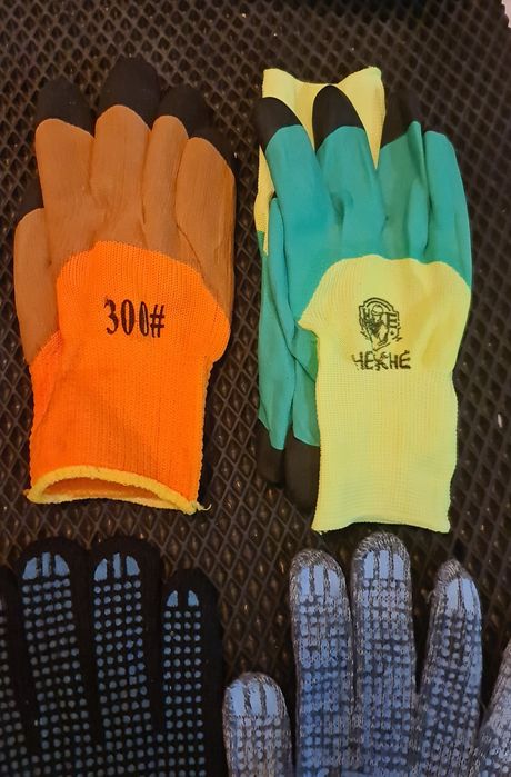 Перчатки новые,цены разные.