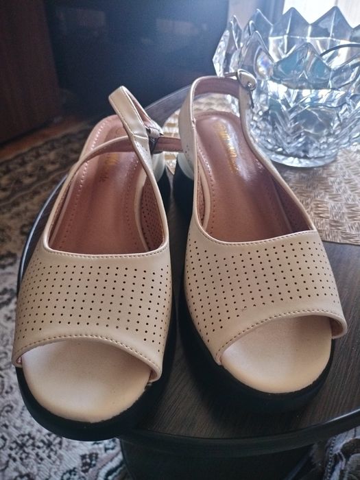 Продам босоножки новые