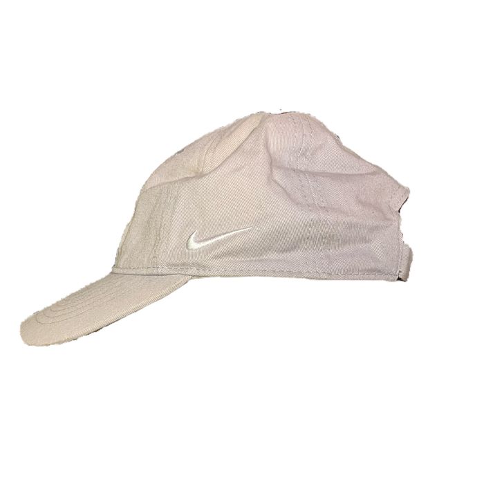 Светло сива шапка NIKE